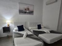 Habitación Doble con cama supletoria y baño privado