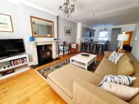 The Old School House - Parking & Close to City - B&B