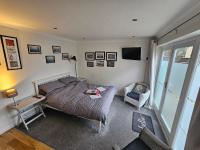 B&B Brístol - Modern immaculate studio with aircon & parking - Bed and Breakfast Brístol