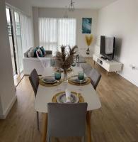 B&B London - Contemporary Urban Retreat, 2-Bedroom Haven by London City Airport - Bed and Breakfast London