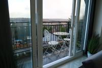 B&B Shipley - Two-Bedroom Apartment with Scenic Balcony View - Bed and Breakfast Shipley