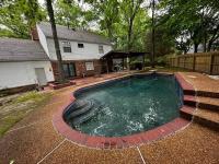 Modern Vast Southern Home with Pool Near Shops - B&B