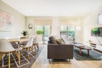 B&B Melbourne - Harp Haven - Contemporary in Suburban Tree lined Kew - Bed and Breakfast Melbourne