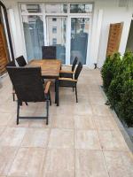 Eleonoras Ferienwohnung in Würzburg Stadt mit Terrasse und eigenen Parkplätzen vor der Tür, für große Gruppen bis zu 13 Personen geeignet - Chambres d'hôtes Wurtzbourg