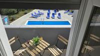 Apartment with Pool View