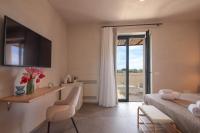 Zimmer mit Kingsize-Bett und Meerblick