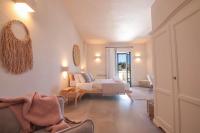 Zimmer mit Kingsize-Bett und Gartenblick.