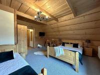 Dreibettzimmer mit Gartenblick