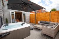 Half Moon Luxury One bedroom - Spacious APT Romantic Getaway with a hot tub, 5 min away from Eastbourne centre , free parking - Chambres d'hôtes Eastbourne