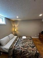 B&B Kitchener - Budget To Go Room- All amenities near by!!2 - Bed and Breakfast Kitchener