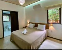 Zimmer mit Kingsize-Bett und Poolblick