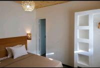 Zimmer mit Kingsize-Bett und Balkon