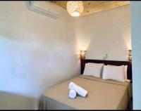 Zimmer mit Queensize-Bett und Poolblick