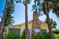Contemporary Beach Bungalow - King Bed - 5min Walk to Beach - B&B
