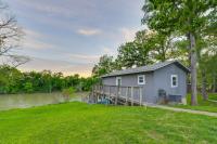 Rustic River Cabin w/ Dock + Covered Deck! - B&B Waco