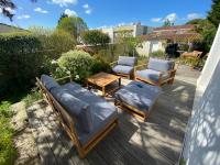 MAISON CENTRE VILLE AVEC JARDIN , TERRASSE, et GARAGE VELOS - Bed and Breakfast