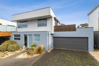 A wave from it all ocean glimpse central Torquay - B&B Torquay