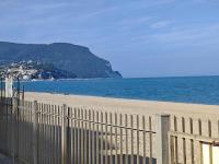 L01 Trilocale fronte mare con spiaggia privata - Ferienwohnung