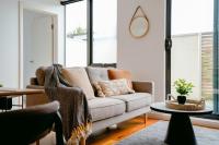 B&B Melbourne - Hawksburn Village - 2 Bed Apt in Central Prahran - Bed and Breakfast Melbourne