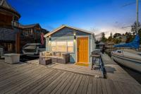 Boats N Rows Float Home - B&B