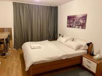 B&B Vienna - Spacious 1BR Apartment with Balcony above Citygate Shopping Complex with Metro Access - Bed and Breakfast Vienna