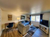 Updated Douglas Apartment, Near Downtown and Skiing - B&B