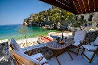 Sikies - Unique Beachfront Stone House in Alipa-Mani - B&B Alýpa