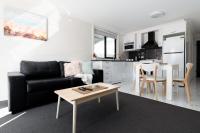 Riverside Gem with Parking and WiFi - Chambres d’hôtes