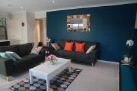 B&B Laverton - Designer Decor Home with 8Beds at Williams Landing - Bed and Breakfast Laverton
