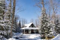 B&B Haliburton - The Hidden Porch at Sir Sam's (hot tub & sauna) - Bed and Breakfast Haliburton