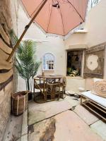 LES SEYCHELLES, T2, Hyper Centre, Cours intérieure - Chambres d’hôtes Mâcon