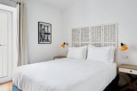 Suite con cama grande y vistas a la piscina