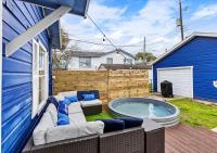 The Blue Oasis With Handicap Ramp Access Dog Friendly & Cowboy Pool - Chambres d'hôtes Galveston