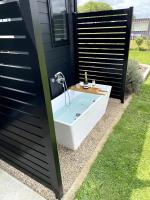 Soul Sanctuary, with outdoor bath - B&B Raglan