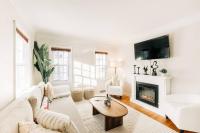 Enchanting and comfy urban cottage with renovated rustic den by Como Park & MN State Fair - Bed and Breakfast