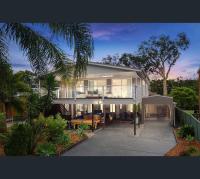 Lake-view Retreat w Spa, nearby Beaches & Shopping in the Central Coast - Bed and Breakfast