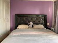 Zimmer mit Kingsize-Bett und Gartenblick.