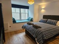 Spacious Modern 2-bed Parking & Wi-Fi & 65"OLED - B&B
