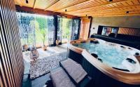 DELUXE Dom z sauną i jacuzzi w otoczeniu gór, lasu i jeziora - B&B Łodygowice
