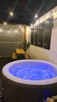 B&B Monkwearmouth - Cabin of Light - Hot Tub, Sauna, Massage Chair, BBQ, Games, Beach - Bed and Breakfast Monkwearmouth