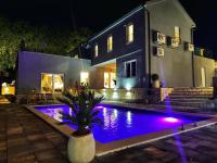 B&B Zagvozd - Luxury Villa Andrea Vrzika with gym-sauna-pool - Bed and Breakfast Zagvozd