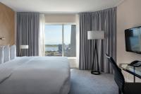 1 Junior Suite mit 1 Kingsize-Bett und Blick auf den Ontariosee