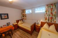 Camera Matrimoniale/Doppia con Letti Singoli con Bagno in Comune