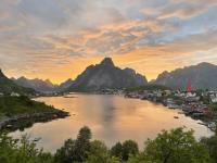 Drenghaugen - house with fabulous sea and mountain view - B&B Reine