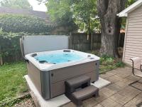 New Listing - Tranquil Retreat with Hot Tub - Ferienwohnung