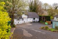 Roger Ground Guest House - with Onsite Car Parking - B&B