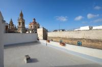 Family-Friendly Spacious Townhouse with Garden - Close to Airport - Chambres d'hôtes Gudja