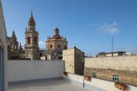 Family-Friendly Spacious Townhouse with Garden - Close to Airport - Chambres d'hôtes Gudja