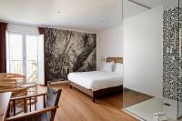 Habitación con cama extragrande y vistas a la piscina