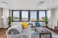 Sleek 2BR Downtown Retreat with Gym - Bed and Breakfast Pittsburgh